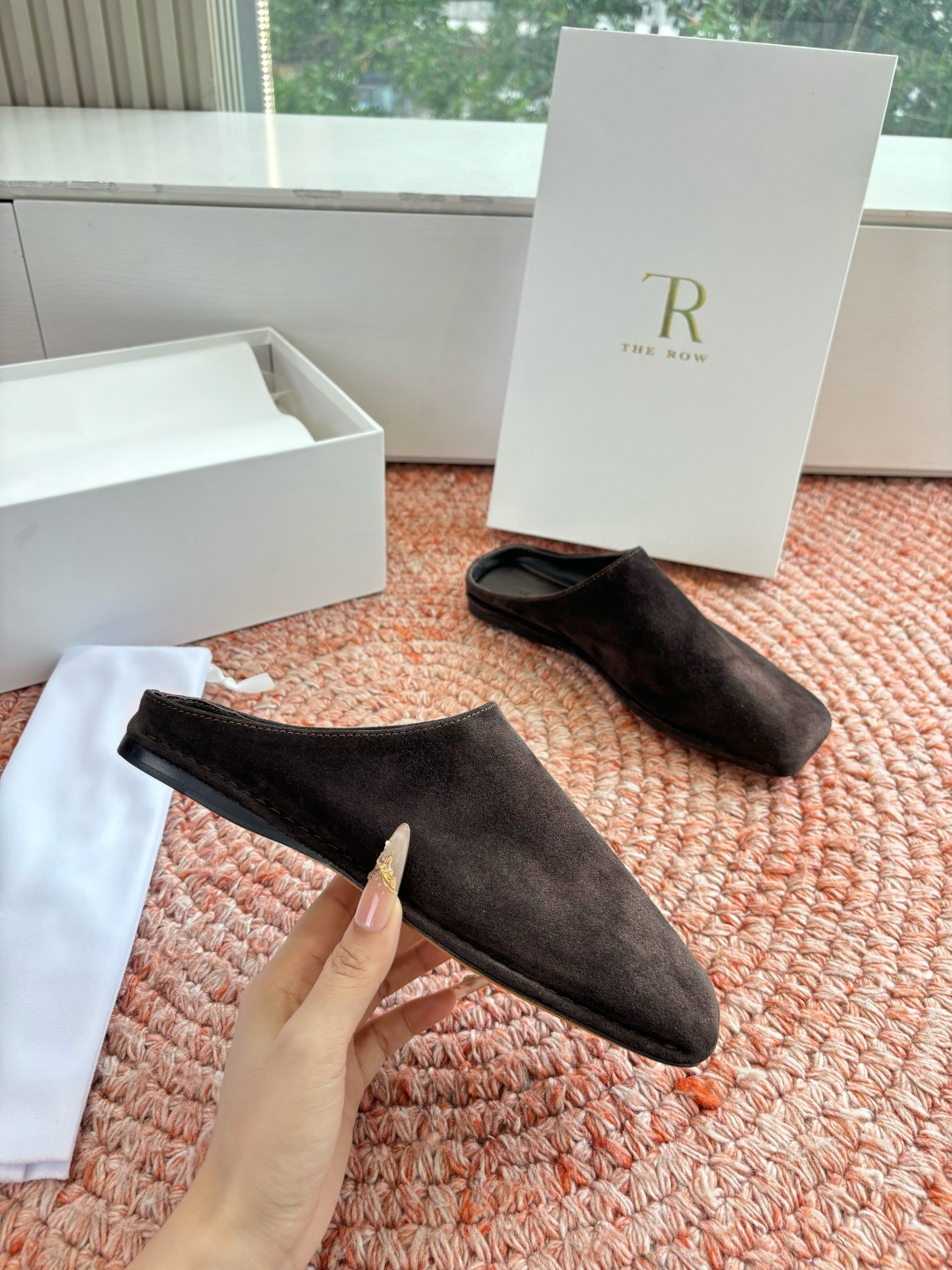 🌾G028😀THE ROW 26ss 春夏新款 TR包头穆勒半拖鞋极简风麂皮绒面休闲平底拖鞋第一眼看到这