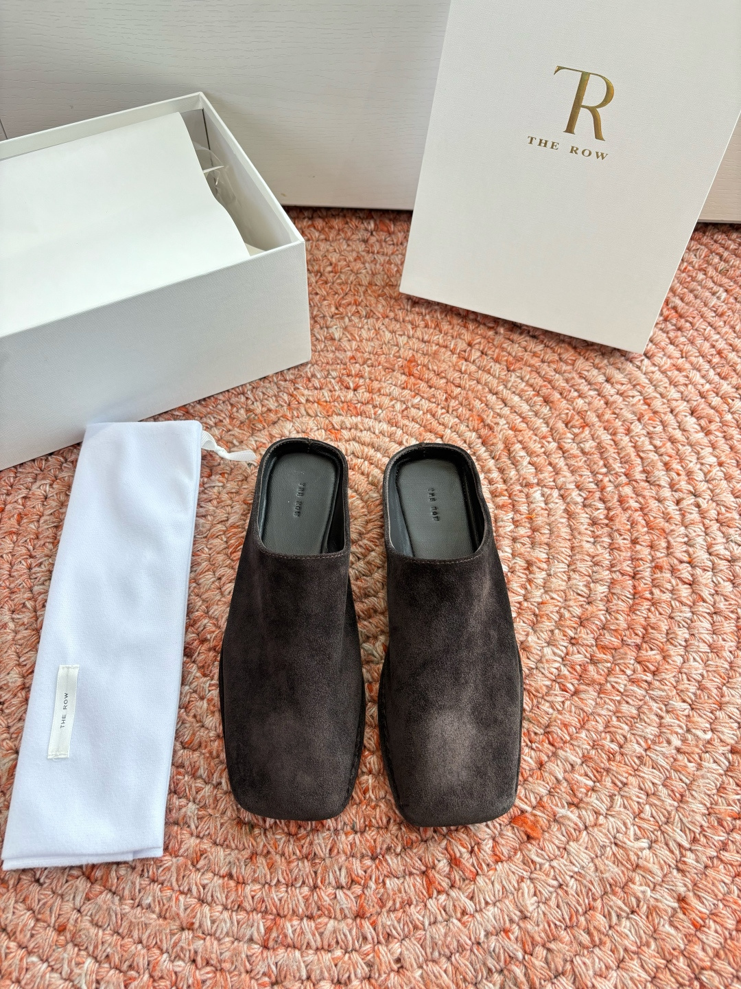 🌾G028😀THE ROW 26ss 春夏新款 TR包头穆勒半拖鞋极简风麂皮绒面休闲平底拖鞋第一眼看到这