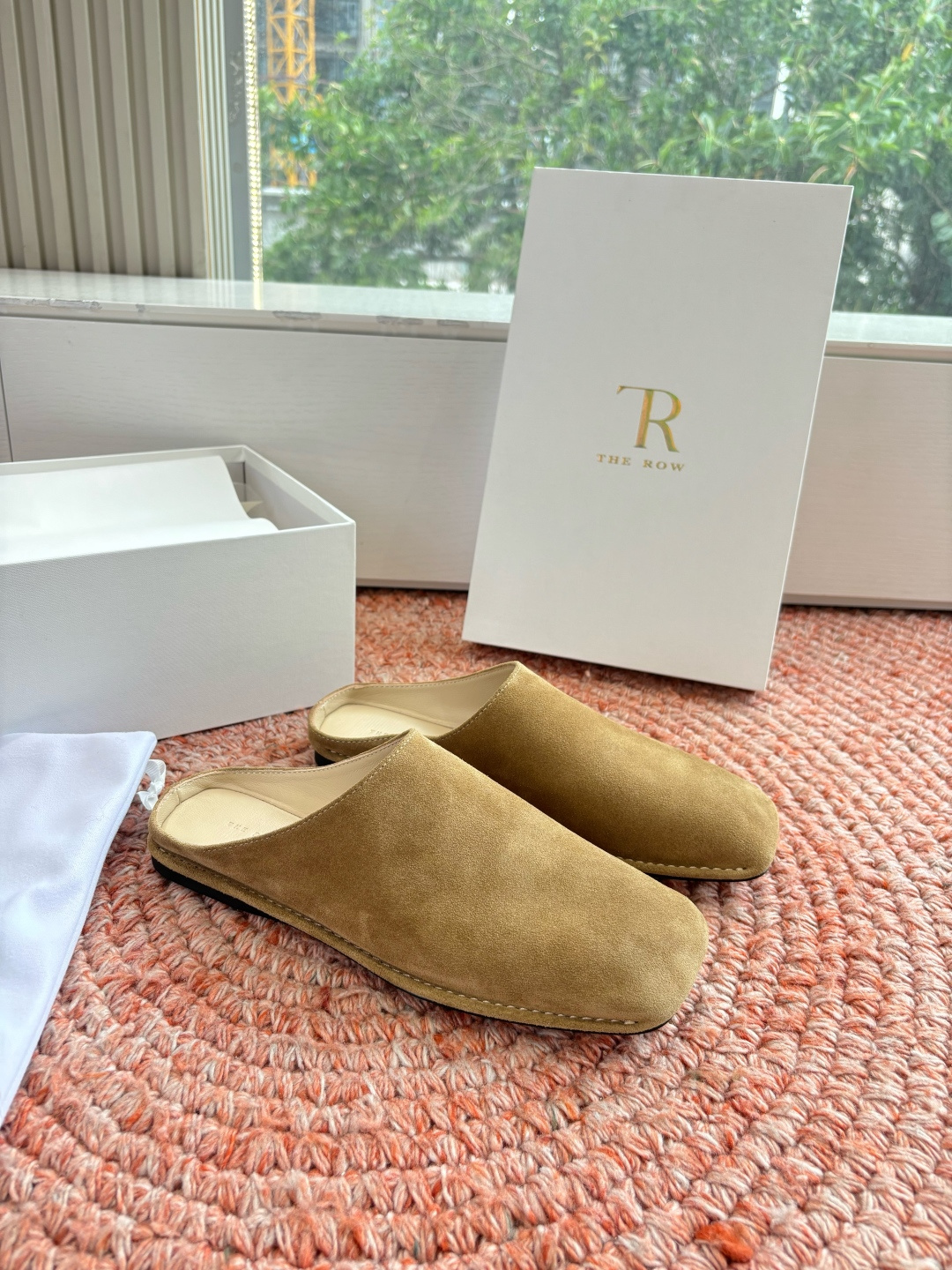 🌾G028😀THE ROW 26ss 春夏新款 TR包头穆勒半拖鞋极简风麂皮绒面休闲平底拖鞋第一眼看到这