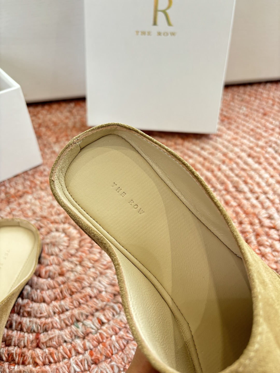 🌾G028😀THE ROW 26ss 春夏新款 TR包头穆勒半拖鞋极简风麂皮绒面休闲平底拖鞋第一眼看到这