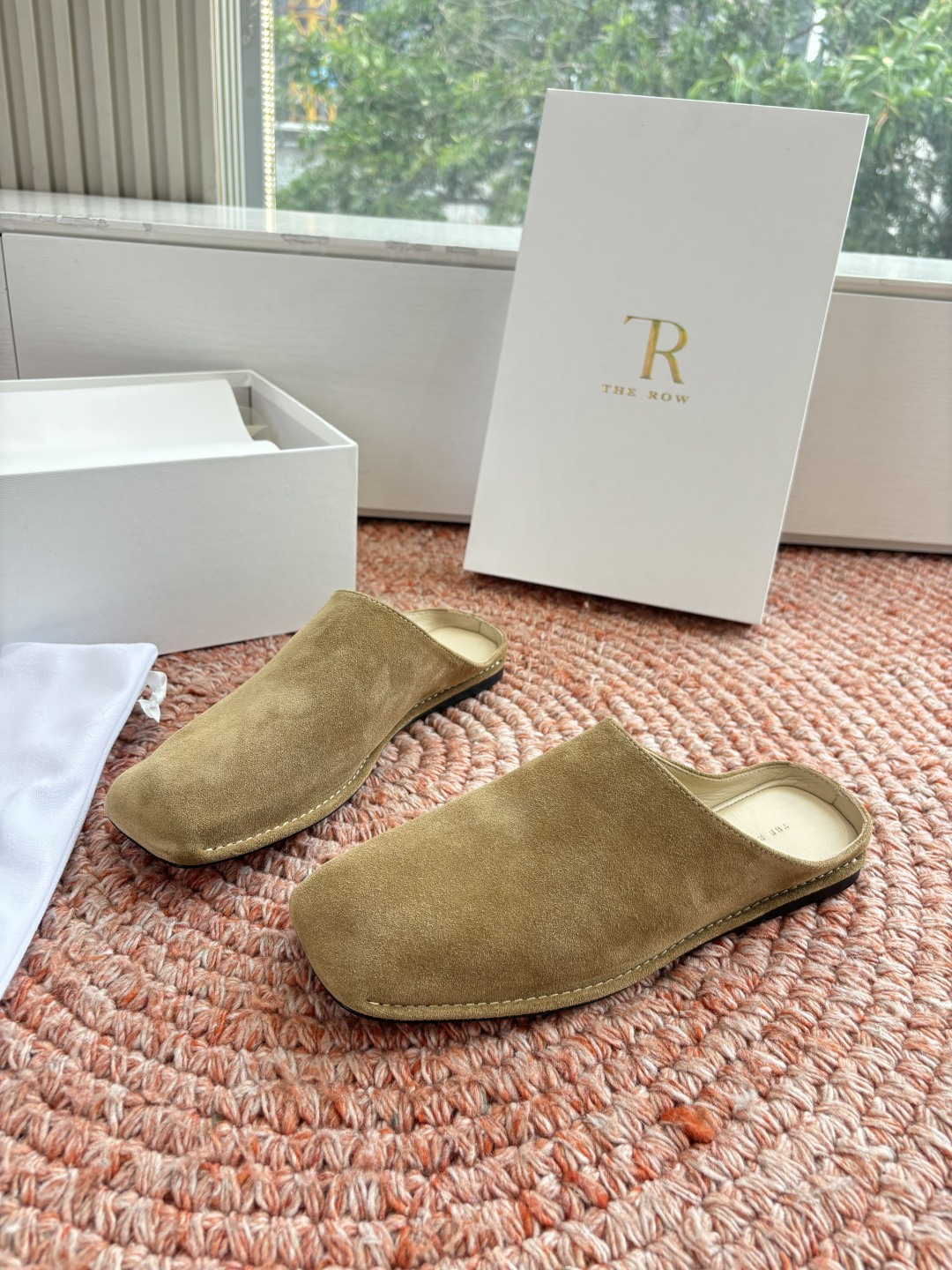 🌾G028😀THE ROW 26ss 春夏新款 TR包头穆勒半拖鞋极简风麂皮绒面休闲平底拖鞋第一眼看到这