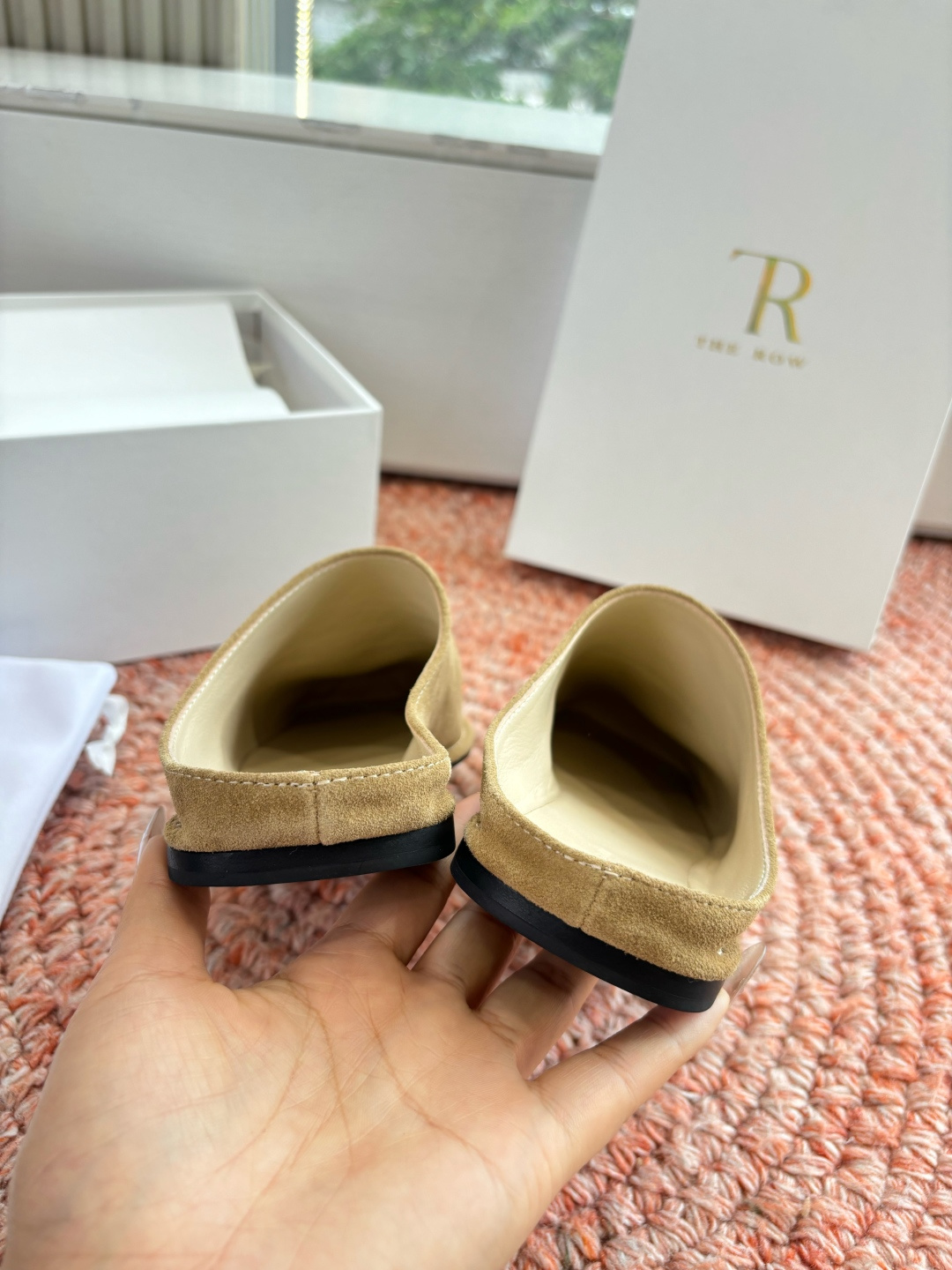 🌾G028😀THE ROW 26ss 春夏新款 TR包头穆勒半拖鞋极简风麂皮绒面休闲平底拖鞋第一眼看到这