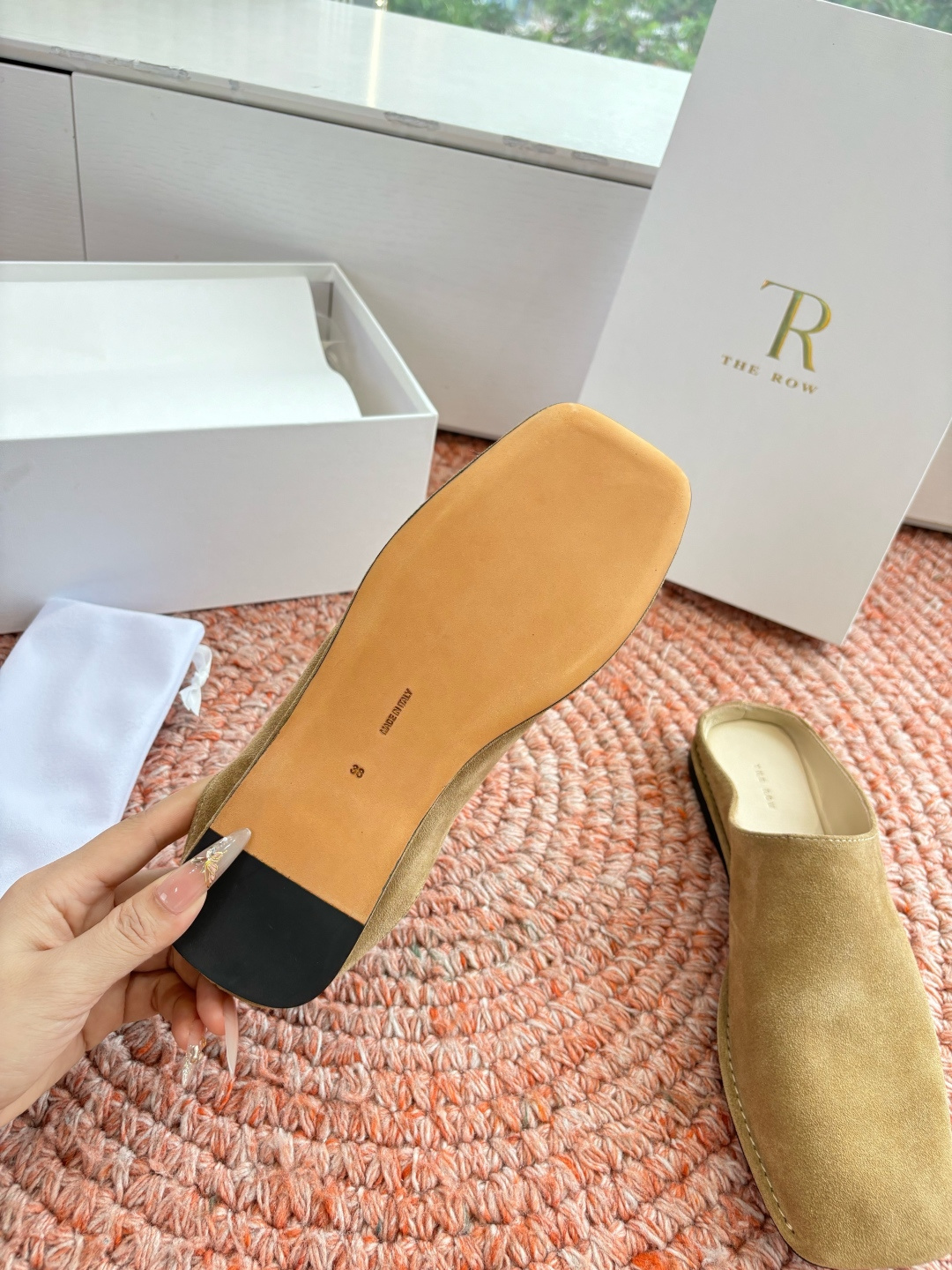 🌾G028😀THE ROW 26ss 春夏新款 TR包头穆勒半拖鞋极简风麂皮绒面休闲平底拖鞋第一眼看到这