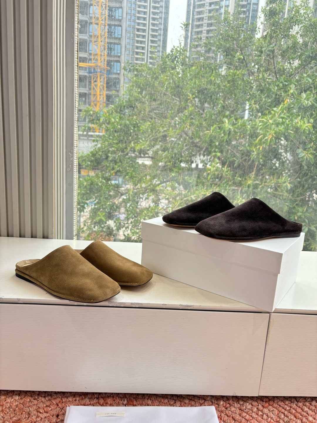 🌾G028😀THE ROW 26ss 春夏新款 TR包头穆勒半拖鞋极简风麂皮绒面休闲平底拖鞋第一眼看到这