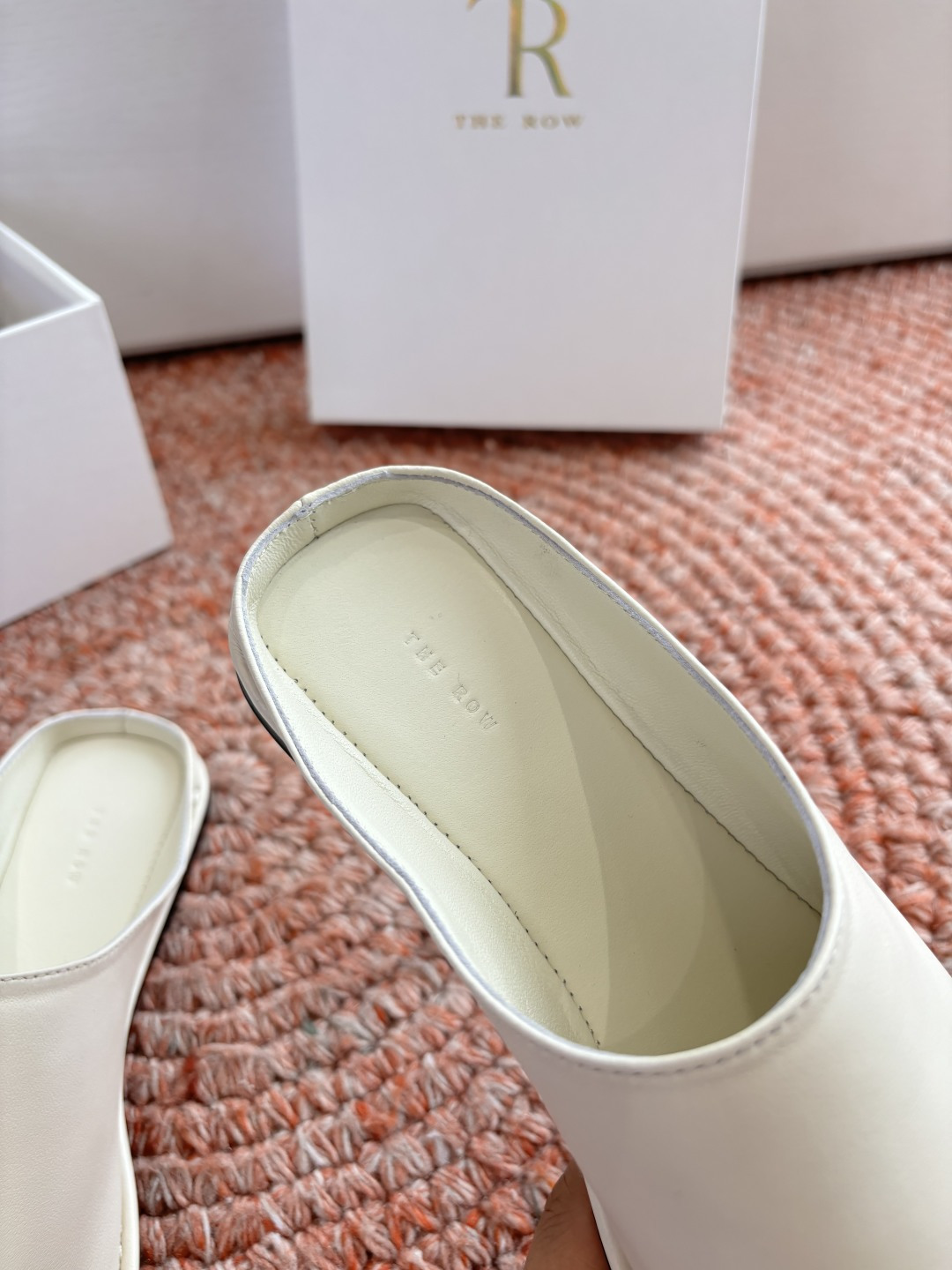 🌾G028😀THE ROW 26ss 春夏新款 TR包头穆勒半拖鞋极简风麂皮绒面休闲平底拖鞋第一眼看到这