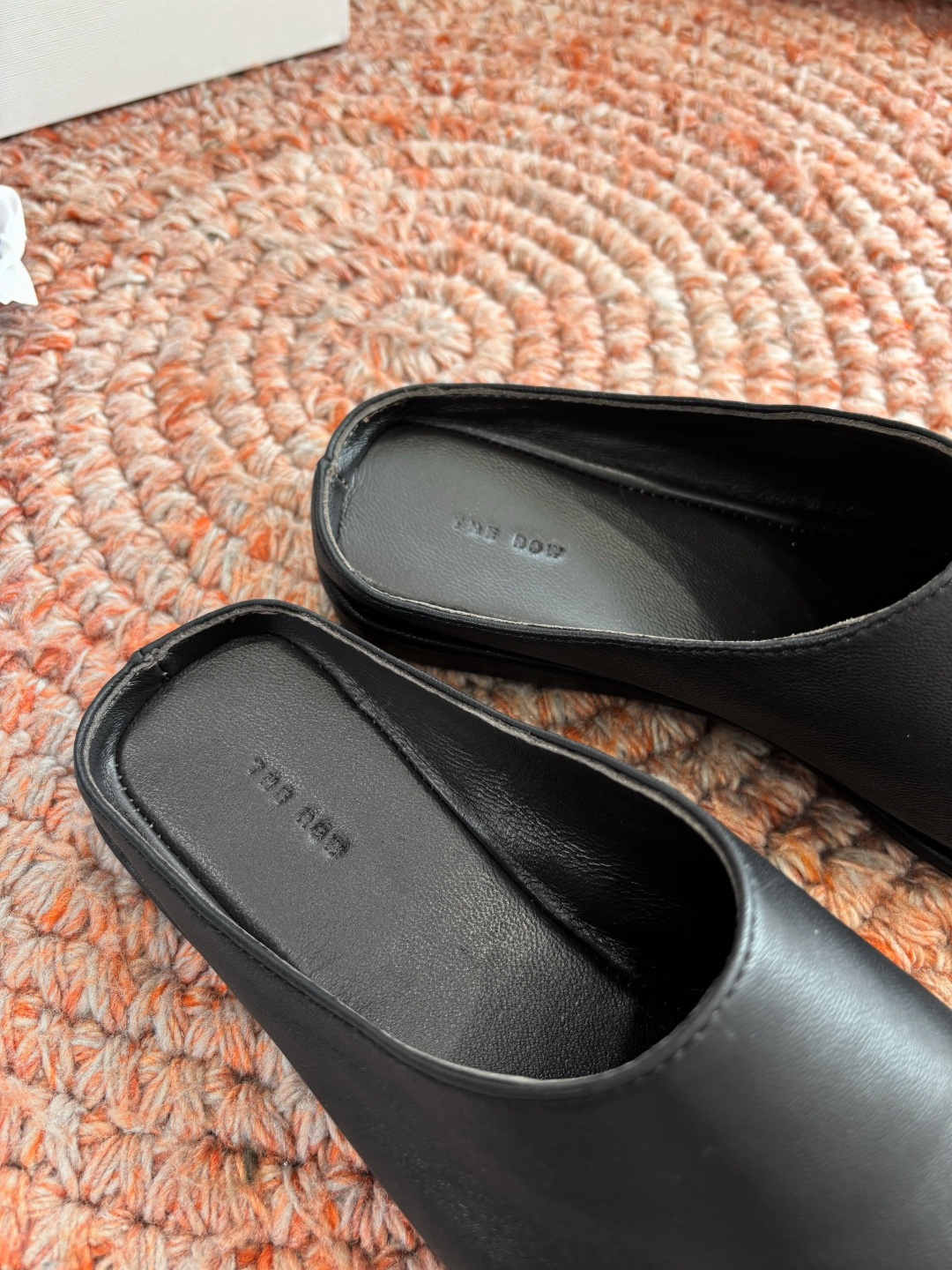 🌾G028😀THE ROW 26ss 春夏新款 TR包头穆勒半拖鞋极简风麂皮绒面休闲平底拖鞋第一眼看到这