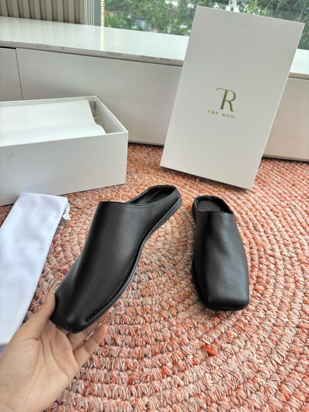 🌾G028😀THE ROW 26ss 春夏新款 TR包头穆勒半拖鞋极简风麂皮绒面休闲平底拖鞋第一眼看到这