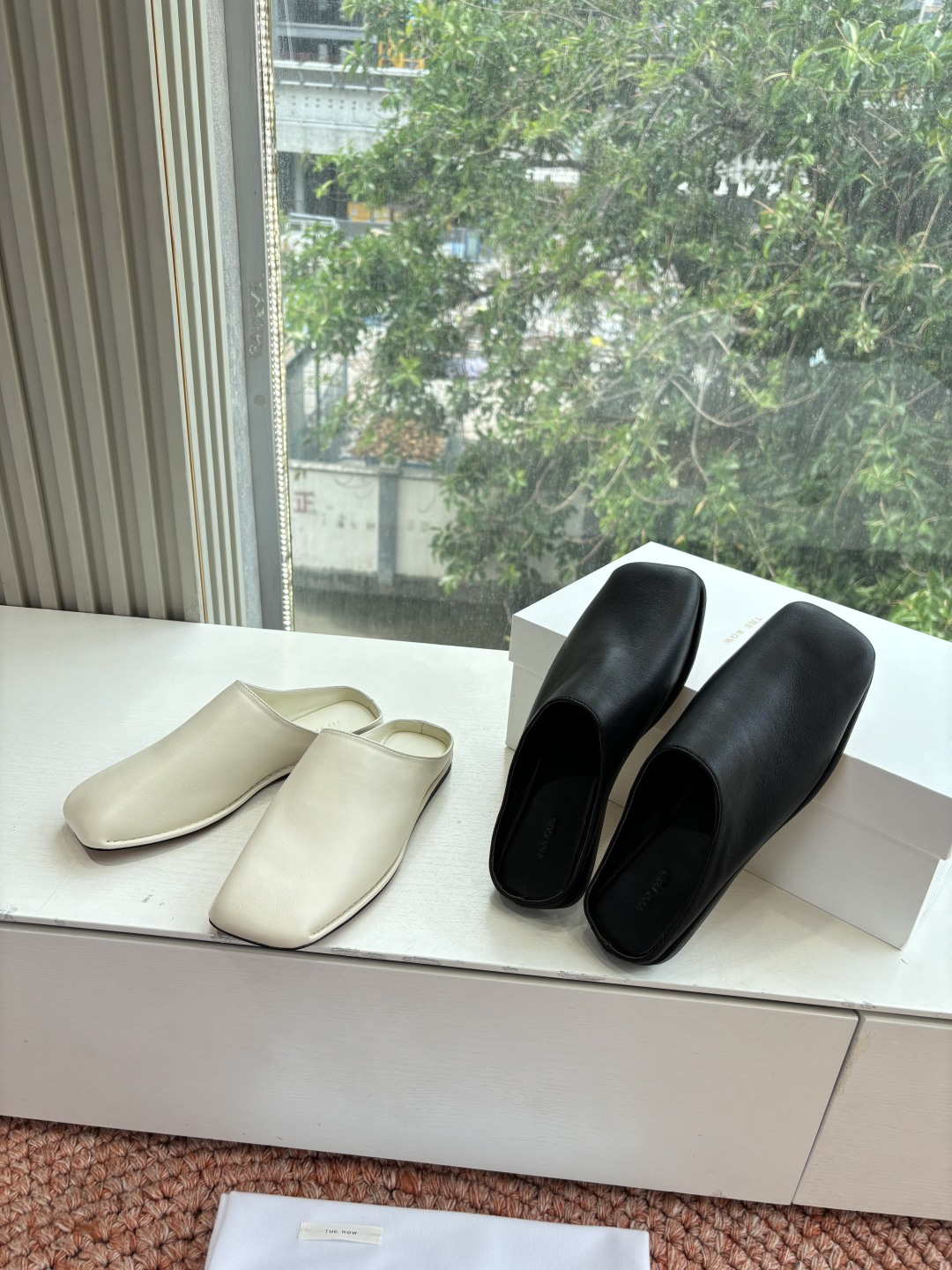 🌾G028😀THE ROW 26ss 春夏新款 TR包头穆勒半拖鞋极简风麂皮绒面休闲平底拖鞋第一眼看到这
