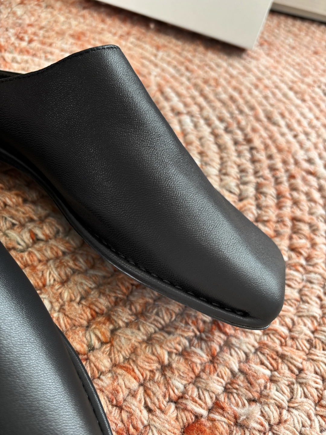 🌾G028😀THE ROW 26ss 春夏新款 TR包头穆勒半拖鞋极简风麂皮绒面休闲平底拖鞋第一眼看到这