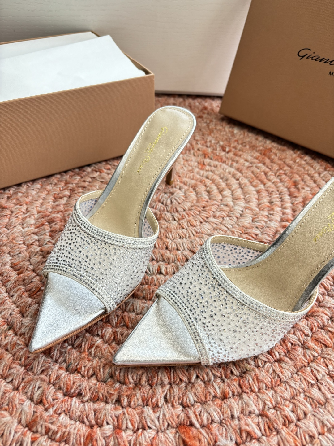 🌾G305😀GianvitoRossi吉安维托罗西网纱拖鞋凉鞋系列经典粉色羊反绒皮&粉色小羊皮超级百搭的