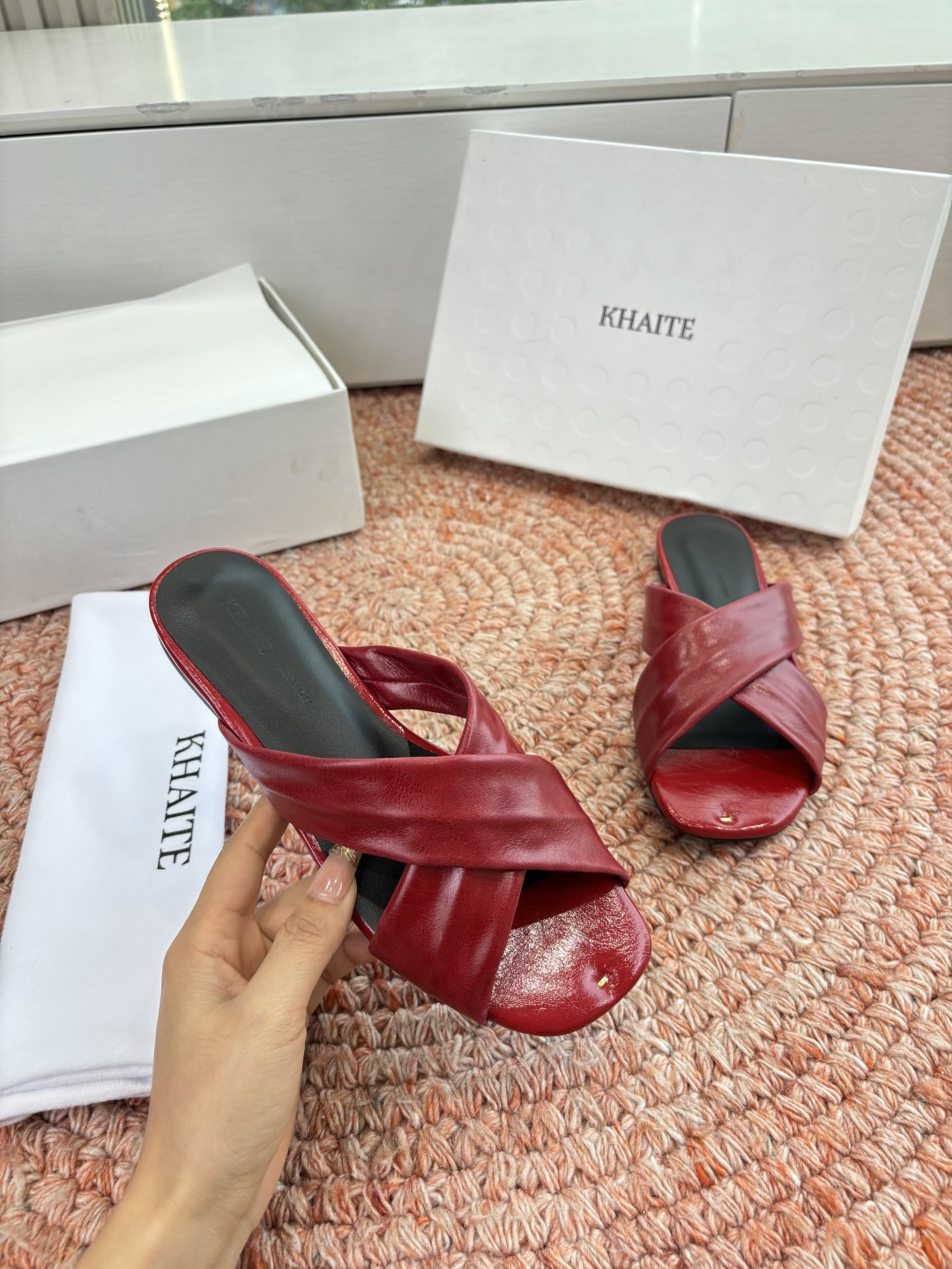 🌾G213新款khaite平底方头穆勒凉鞋简单设计又高级，V字造型设计性感优雅气质，夏天搭配裙子 短裤都