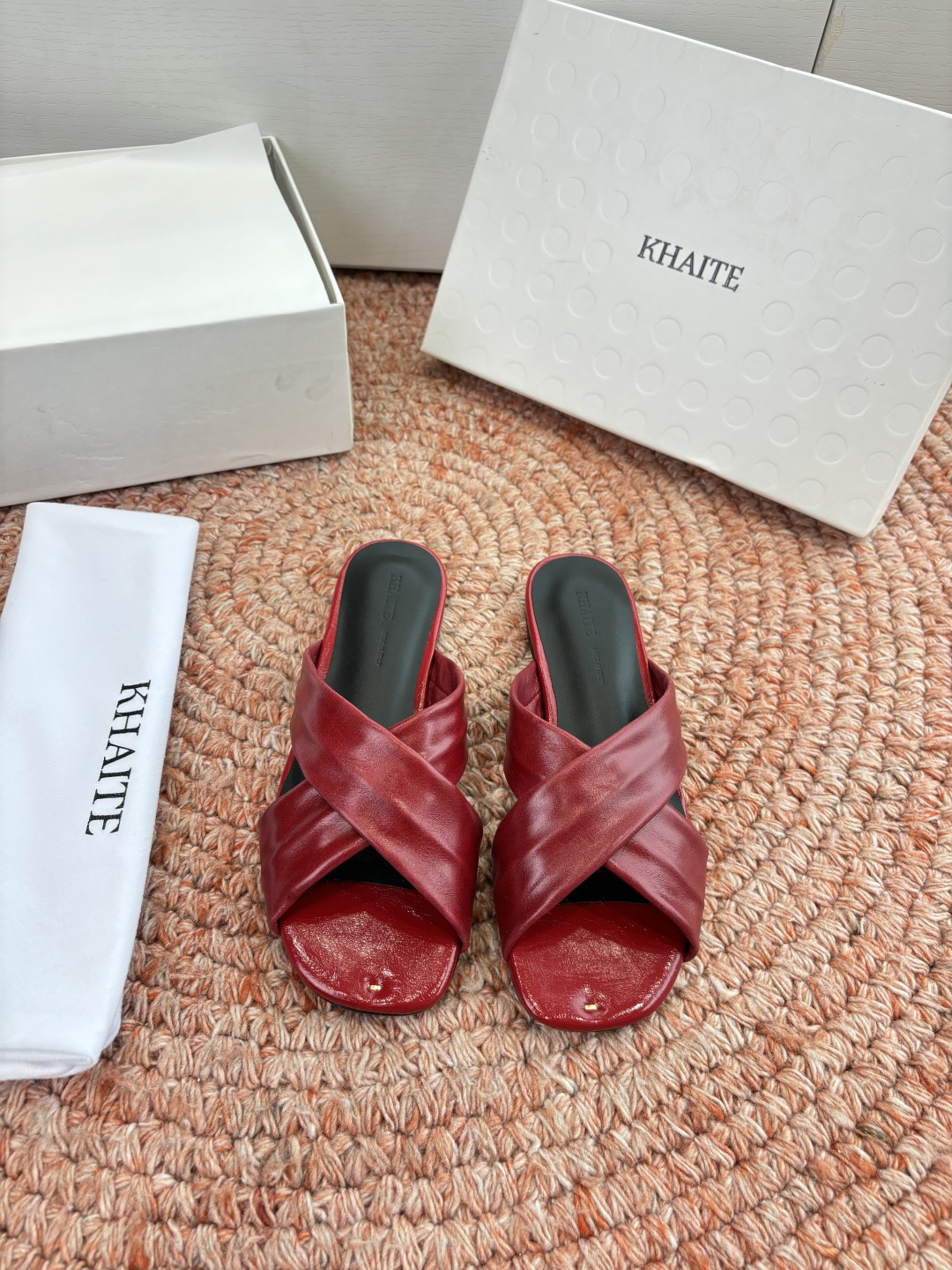 🌾G213新款khaite平底方头穆勒凉鞋简单设计又高级，V字造型设计性感优雅气质，夏天搭配裙子 短裤都