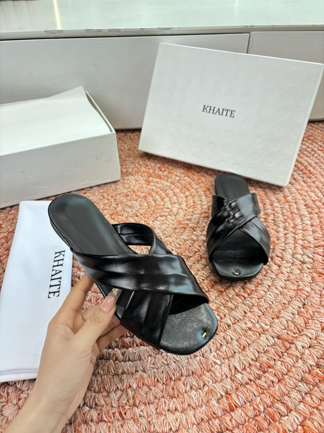 🌾G213新款khaite平底方头穆勒凉鞋简单设计又高级，V字造型设计性感优雅气质，夏天搭配裙子 短裤都