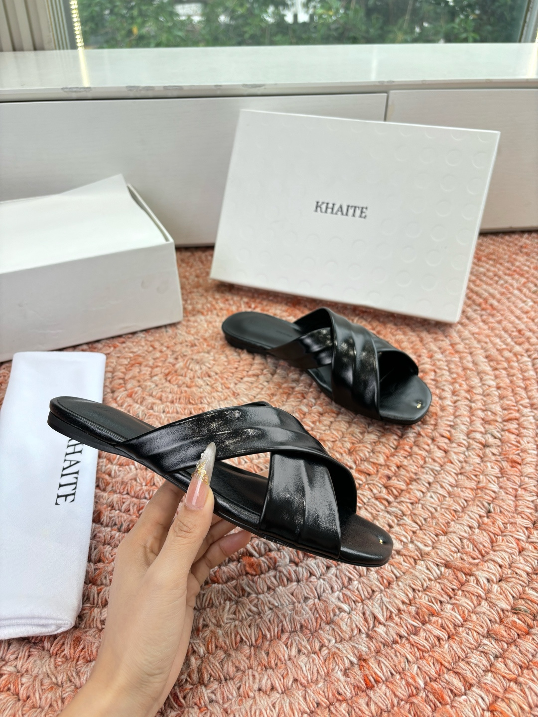 🌾G213新款khaite平底方头穆勒凉鞋简单设计又高级，V字造型设计性感优雅气质，夏天搭配裙子 短裤都