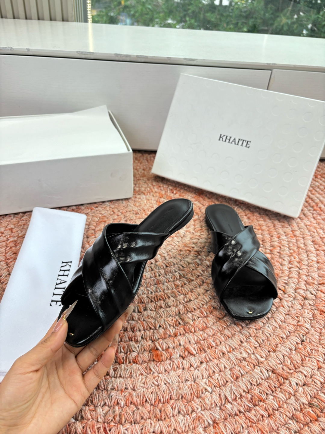 🌾G213新款khaite平底方头穆勒凉鞋简单设计又高级，V字造型设计性感优雅气质，夏天搭配裙子 短裤都