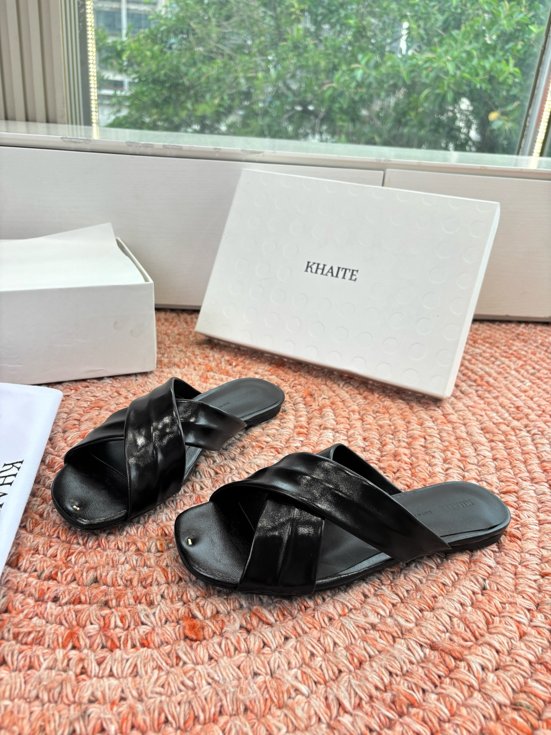 🌾G213新款khaite平底方头穆勒凉鞋简单设计又高级，V字造型设计性感优雅气质，夏天搭配裙子 短裤都