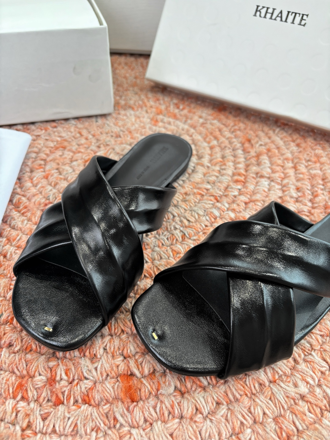 🌾G213新款khaite平底方头穆勒凉鞋简单设计又高级，V字造型设计性感优雅气质，夏天搭配裙子 短裤都