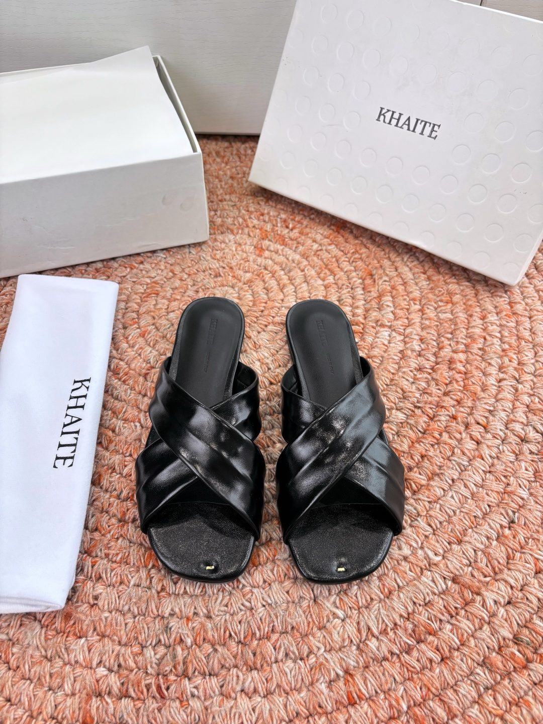 🌾G213新款khaite平底方头穆勒凉鞋简单设计又高级，V字造型设计性感优雅气质，夏天搭配裙子 短裤都