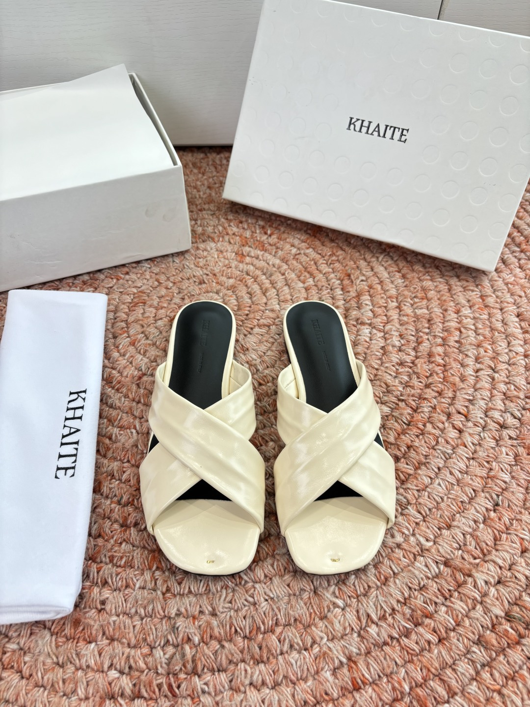 🌾G213新款khaite平底方头穆勒凉鞋简单设计又高级，V字造型设计性感优雅气质，夏天搭配裙子 短裤都