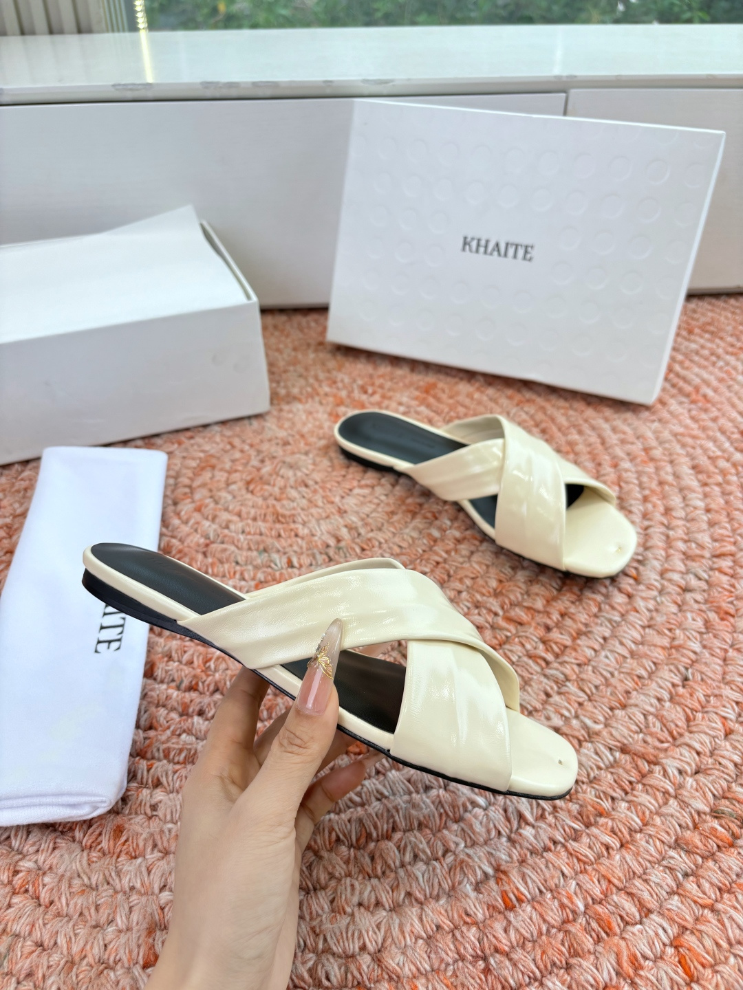 🌾G213新款khaite平底方头穆勒凉鞋简单设计又高级，V字造型设计性感优雅气质，夏天搭配裙子 短裤都