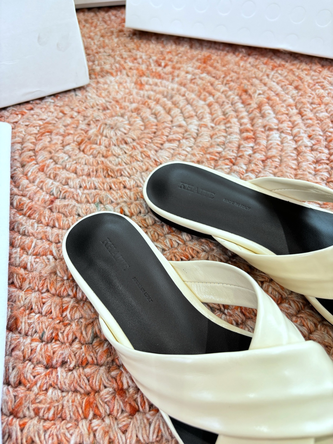 🌾G213新款khaite平底方头穆勒凉鞋简单设计又高级，V字造型设计性感优雅气质，夏天搭配裙子 短裤都