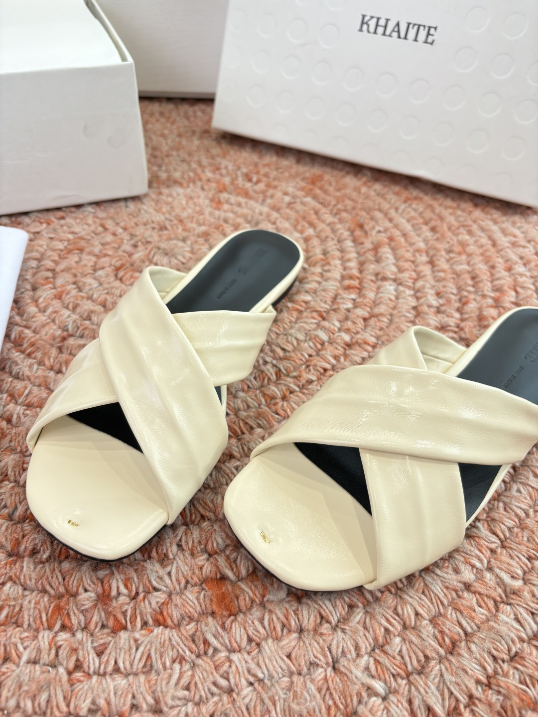 🌾G213新款khaite平底方头穆勒凉鞋简单设计又高级，V字造型设计性感优雅气质，夏天搭配裙子 短裤都
