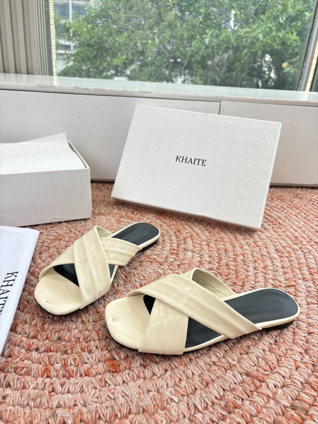 🌾G213新款khaite平底方头穆勒凉鞋简单设计又高级，V字造型设计性感优雅气质，夏天搭配裙子 短裤都