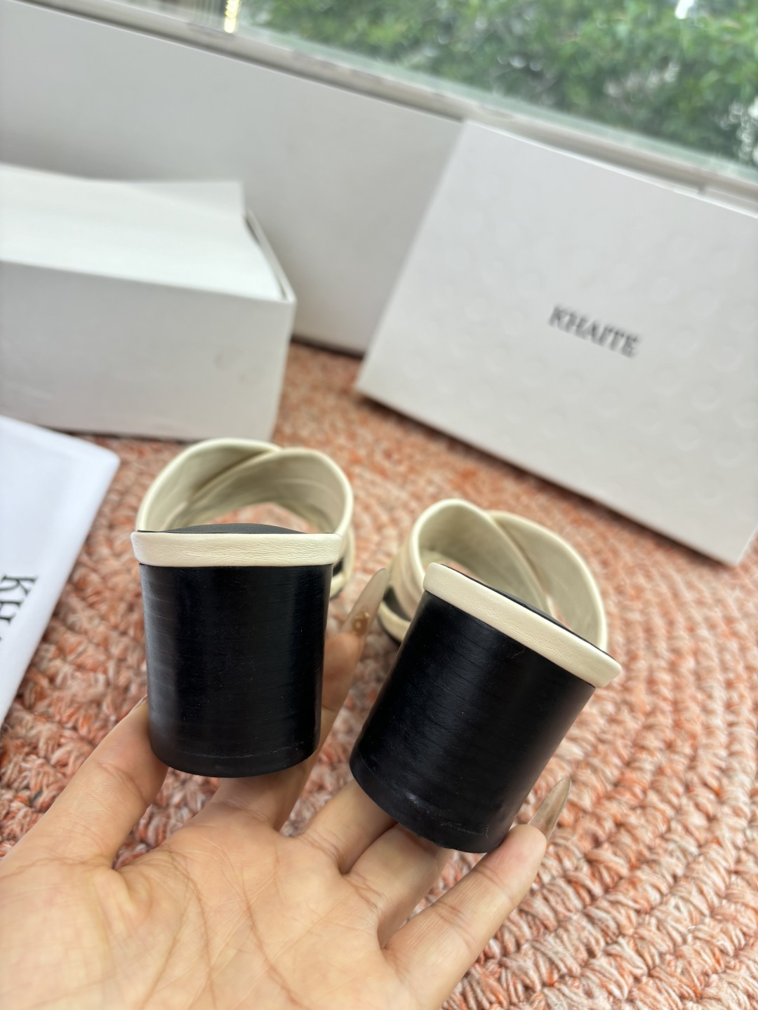 🌾G213新款khaite平底方头穆勒凉鞋简单设计又高级，V字造型设计性感优雅气质，夏天搭配裙子 短裤都