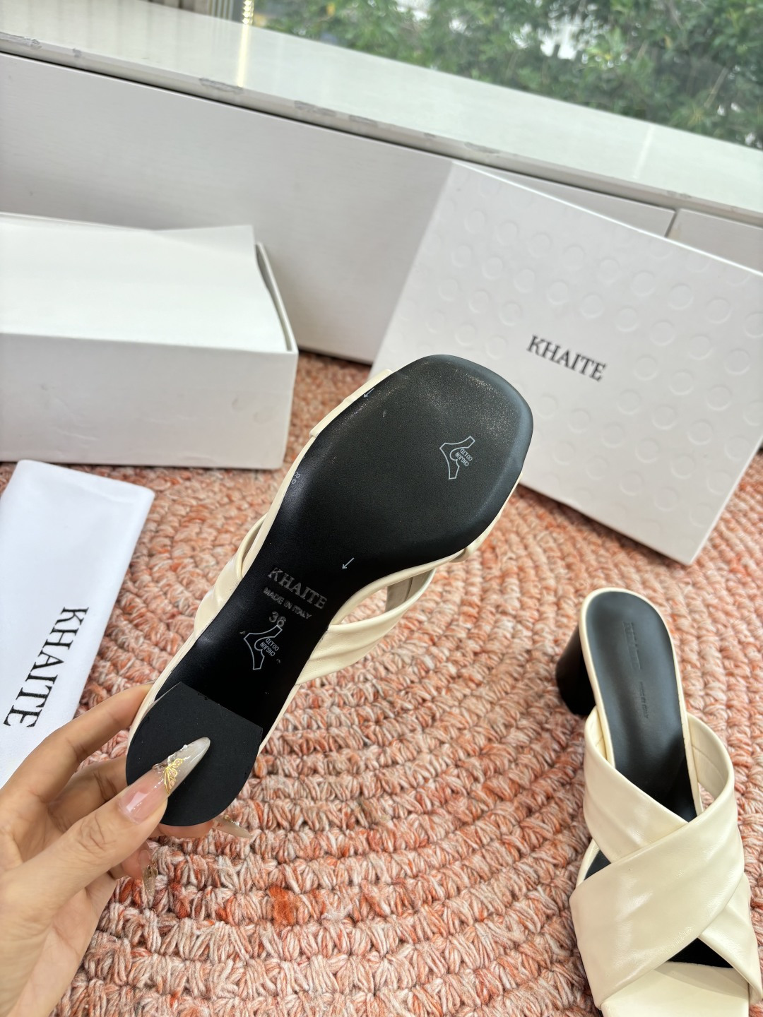 🌾G213新款khaite平底方头穆勒凉鞋简单设计又高级，V字造型设计性感优雅气质，夏天搭配裙子 短裤都