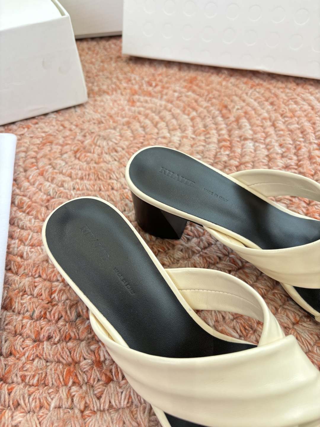 🌾G213新款khaite平底方头穆勒凉鞋简单设计又高级，V字造型设计性感优雅气质，夏天搭配裙子 短裤都