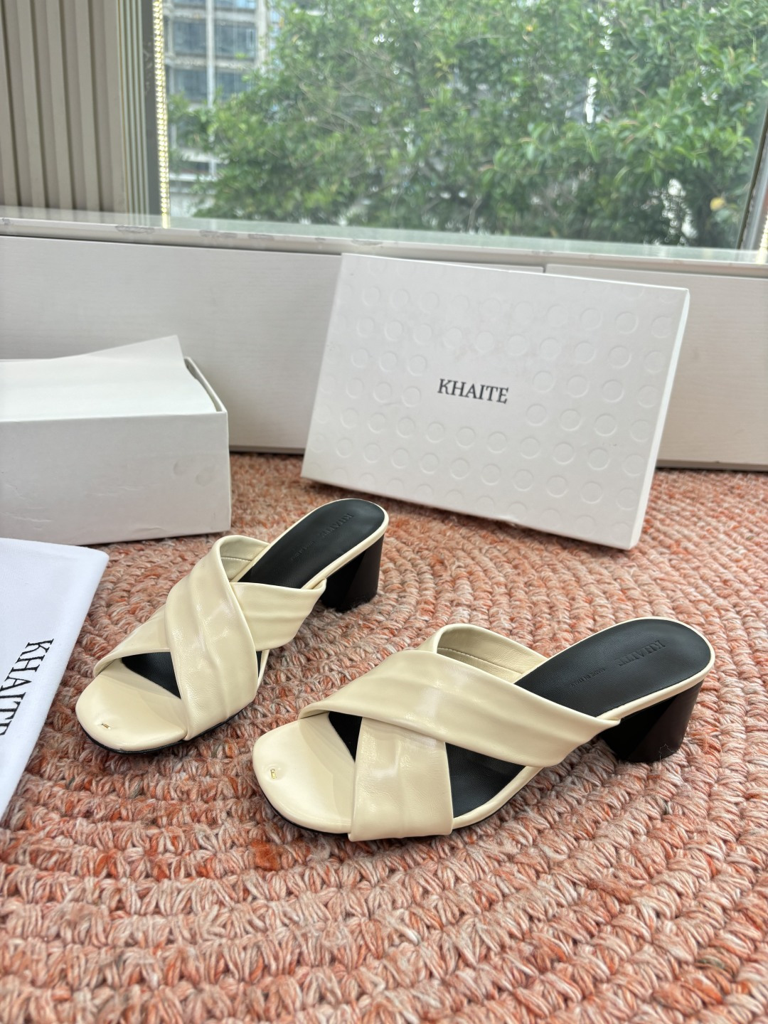 🌾G213新款khaite平底方头穆勒凉鞋简单设计又高级，V字造型设计性感优雅气质，夏天搭配裙子 短裤都
