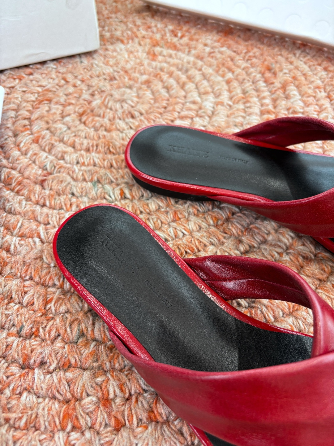 🌾G213新款khaite平底方头穆勒凉鞋简单设计又高级，V字造型设计性感优雅气质，夏天搭配裙子 短裤都