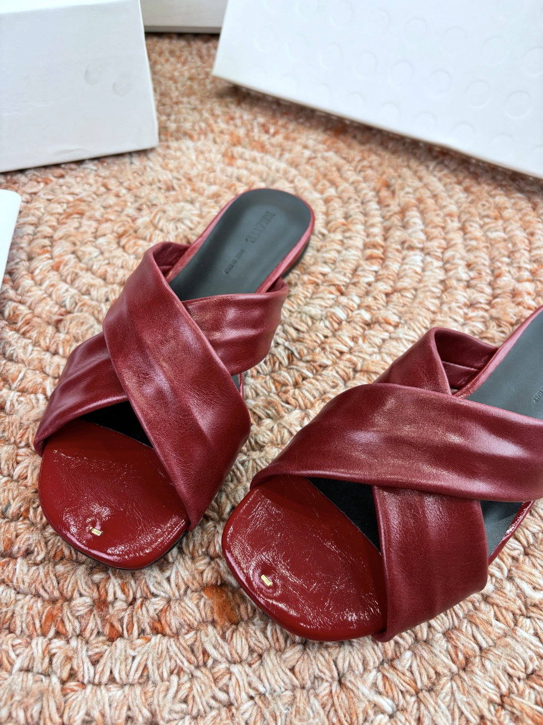 🌾G213新款khaite平底方头穆勒凉鞋简单设计又高级，V字造型设计性感优雅气质，夏天搭配裙子 短裤都