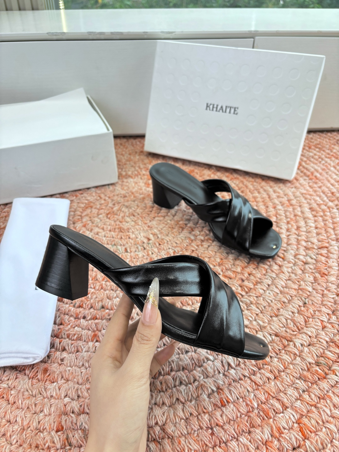🌾G213新款khaite平底方头穆勒凉鞋简单设计又高级，V字造型设计性感优雅气质，夏天搭配裙子 短裤都