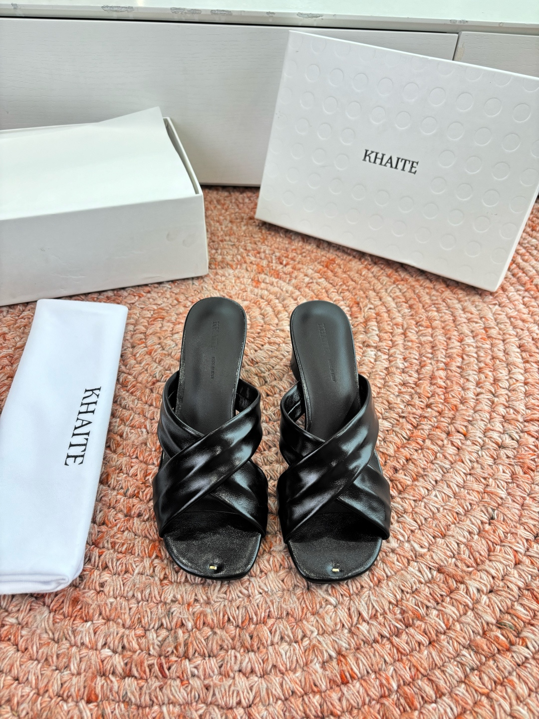 🌾G213新款khaite平底方头穆勒凉鞋简单设计又高级，V字造型设计性感优雅气质，夏天搭配裙子 短裤都