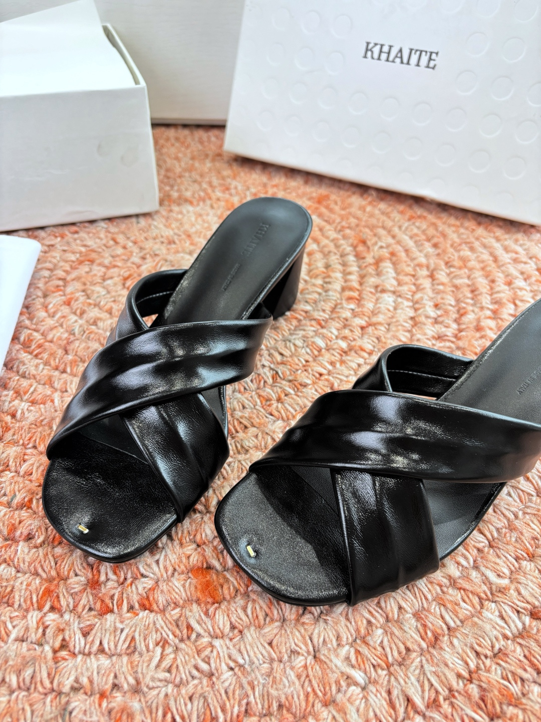 🌾G213新款khaite平底方头穆勒凉鞋简单设计又高级，V字造型设计性感优雅气质，夏天搭配裙子 短裤都