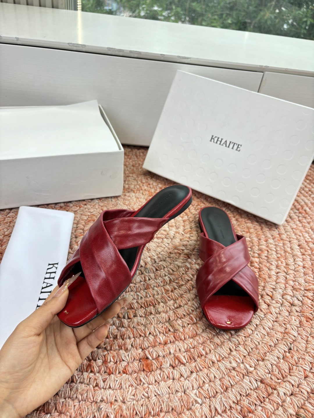 🌾G213新款khaite平底方头穆勒凉鞋简单设计又高级，V字造型设计性感优雅气质，夏天搭配裙子 短裤都