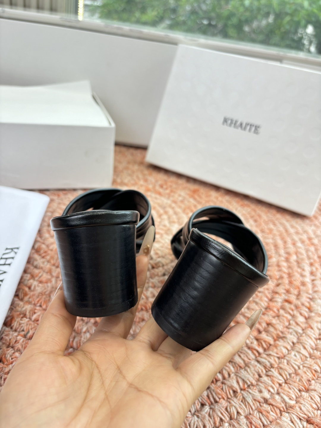 🌾G213新款khaite平底方头穆勒凉鞋简单设计又高级，V字造型设计性感优雅气质，夏天搭配裙子 短裤都