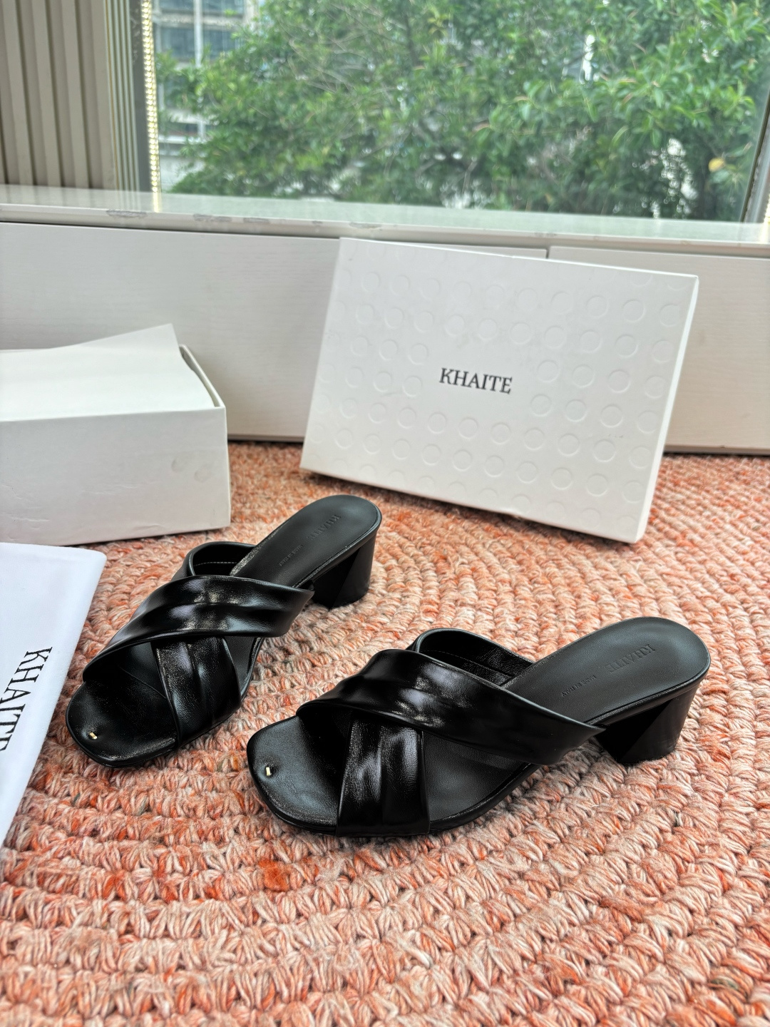 🌾G213新款khaite平底方头穆勒凉鞋简单设计又高级，V字造型设计性感优雅气质，夏天搭配裙子 短裤都