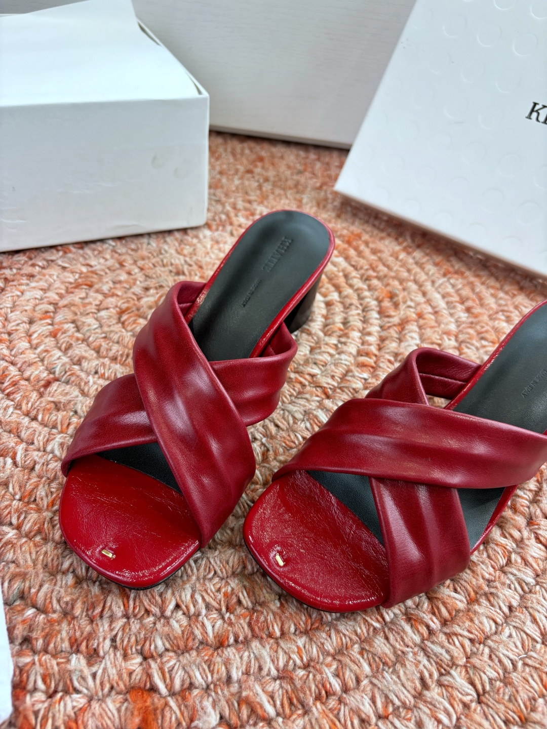 🌾G213新款khaite平底方头穆勒凉鞋简单设计又高级，V字造型设计性感优雅气质，夏天搭配裙子 短裤都