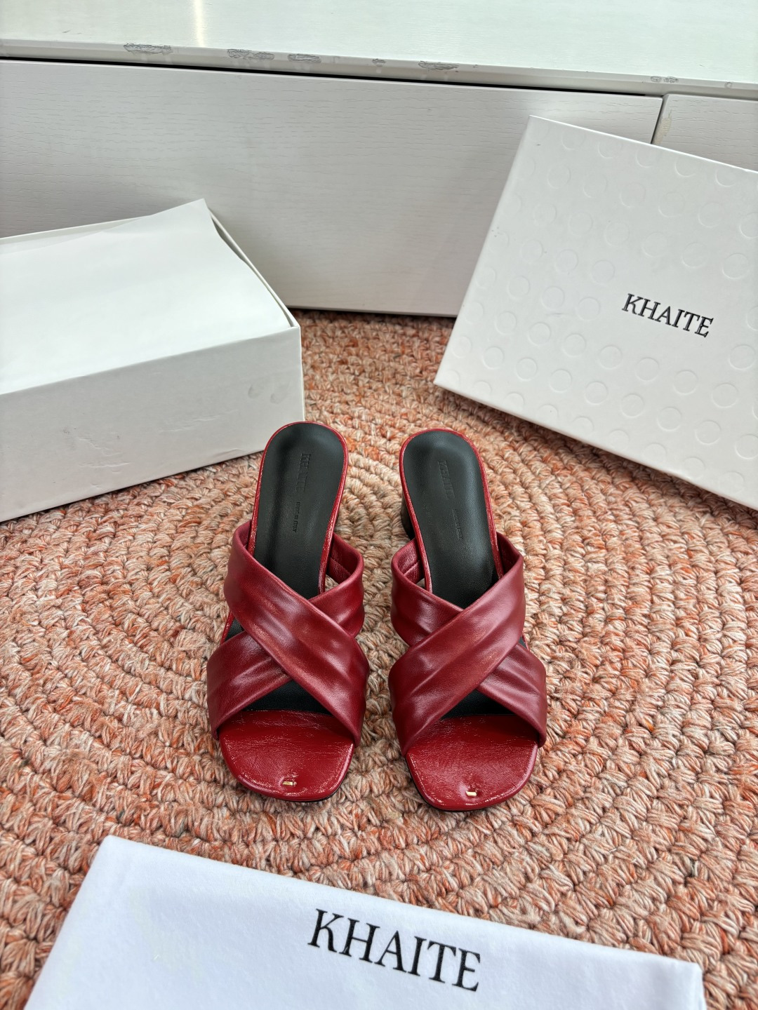 🌾G213新款khaite平底方头穆勒凉鞋简单设计又高级，V字造型设计性感优雅气质，夏天搭配裙子 短裤都