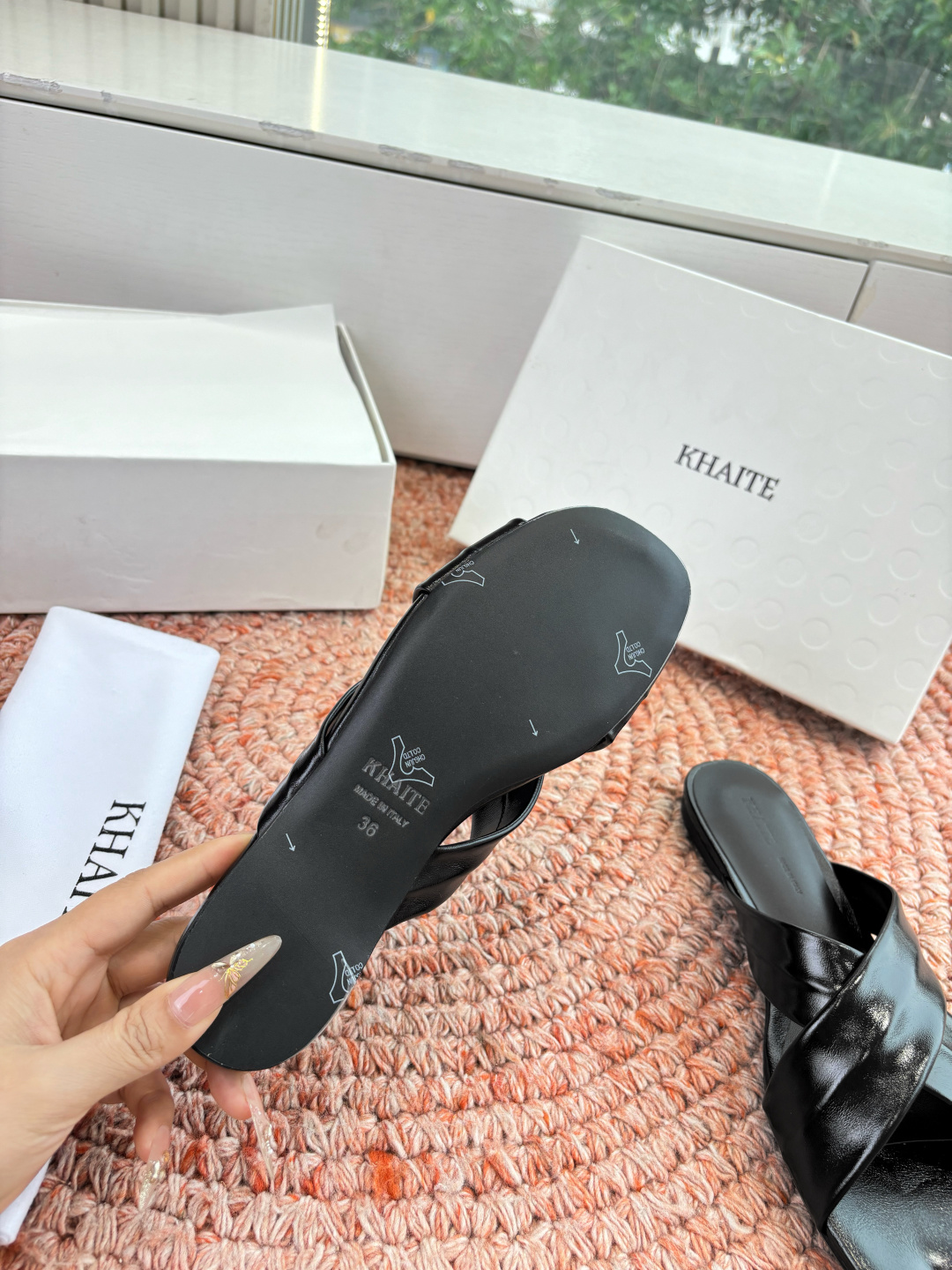🌾G213新款khaite平底方头穆勒凉鞋简单设计又高级，V字造型设计性感优雅气质，夏天搭配裙子 短裤都