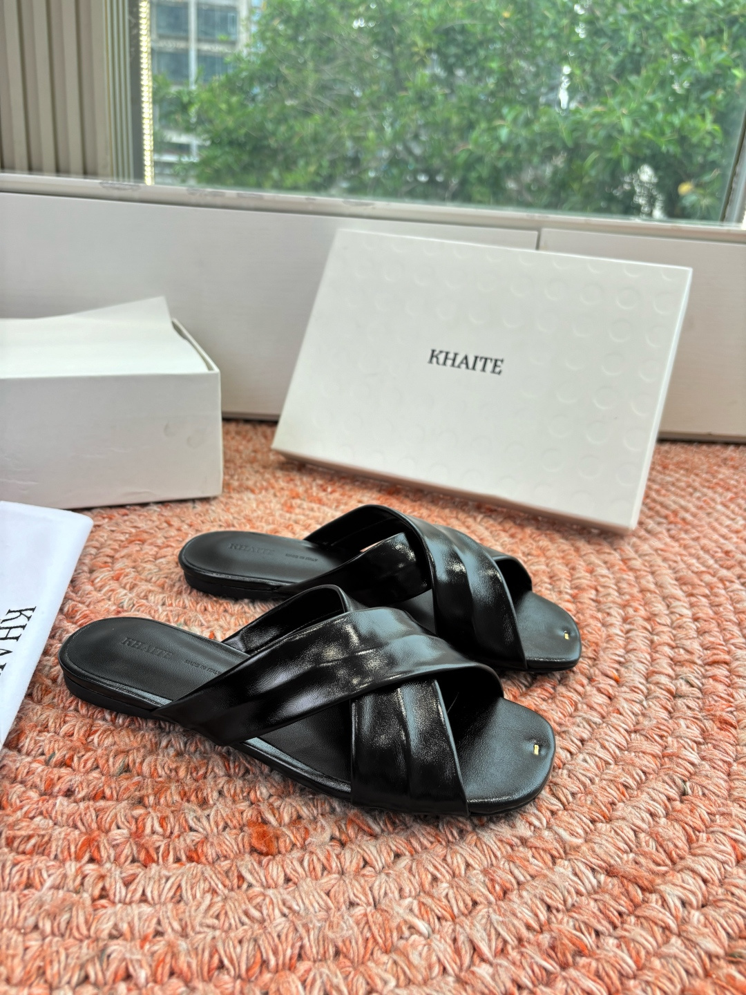 🌾G213新款khaite平底方头穆勒凉鞋简单设计又高级，V字造型设计性感优雅气质，夏天搭配裙子 短裤都