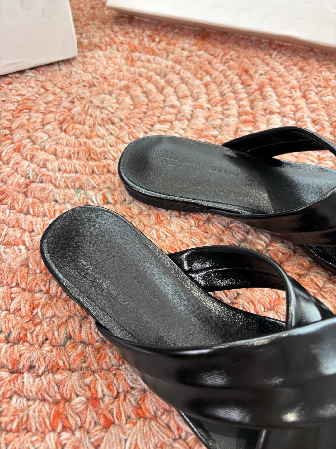 🌾G213新款khaite平底方头穆勒凉鞋简单设计又高级，V字造型设计性感优雅气质，夏天搭配裙子 短裤都