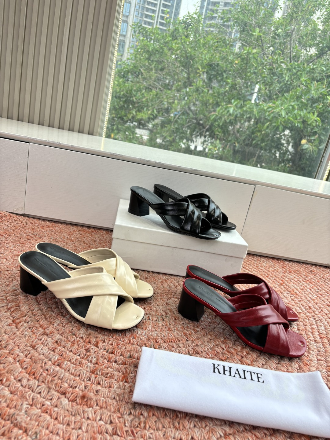 🌾G213新款khaite平底方头穆勒凉鞋简单设计又高级，V字造型设计性感优雅气质，夏天搭配裙子 短裤都