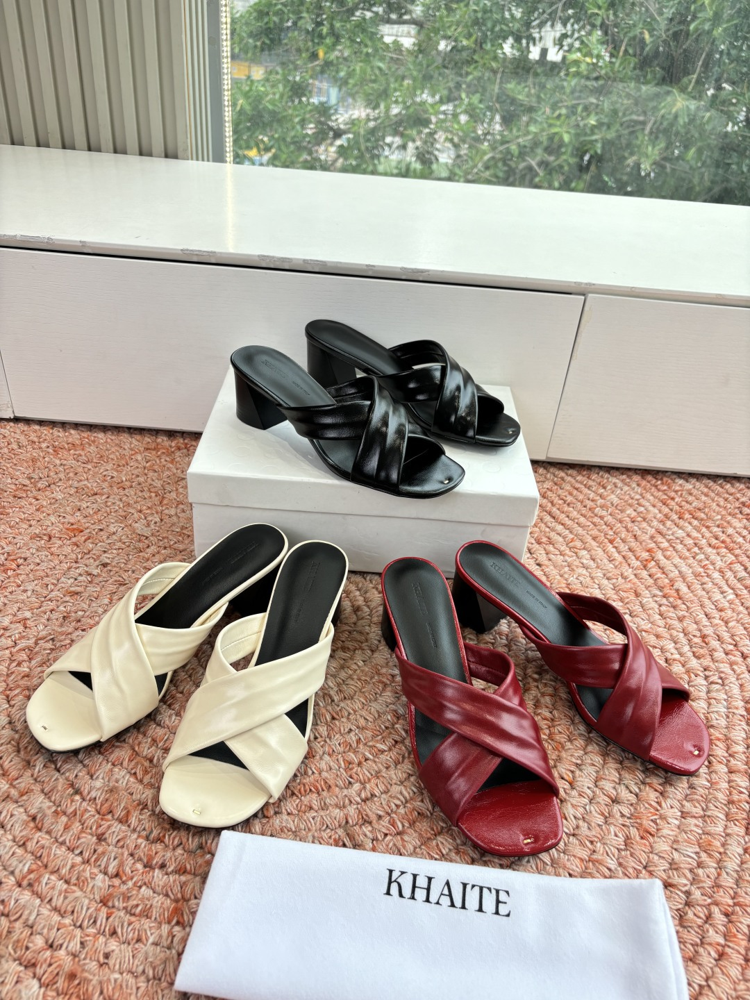 🌾G213新款khaite平底方头穆勒凉鞋简单设计又高级，V字造型设计性感优雅气质，夏天搭配裙子 短裤都