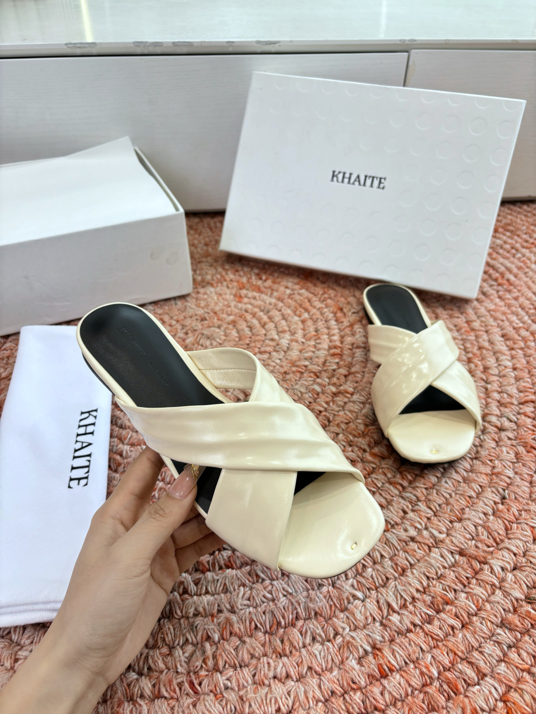 🌾G213新款khaite平底方头穆勒凉鞋简单设计又高级，V字造型设计性感优雅气质，夏天搭配裙子 短裤都