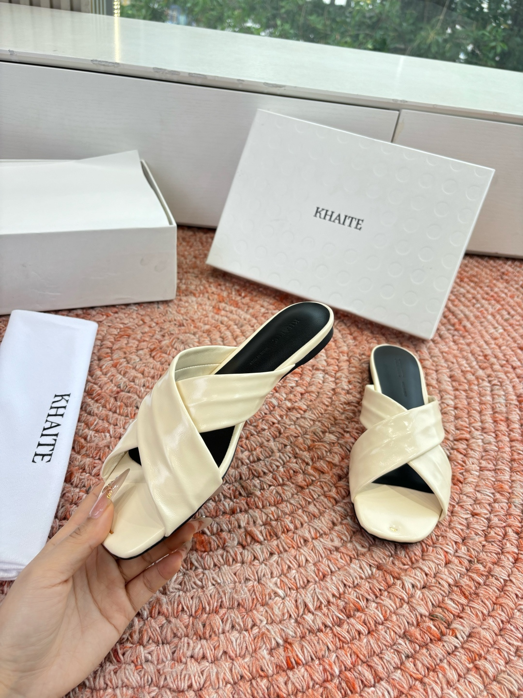 🌾G213新款khaite平底方头穆勒凉鞋简单设计又高级，V字造型设计性感优雅气质，夏天搭配裙子 短裤都