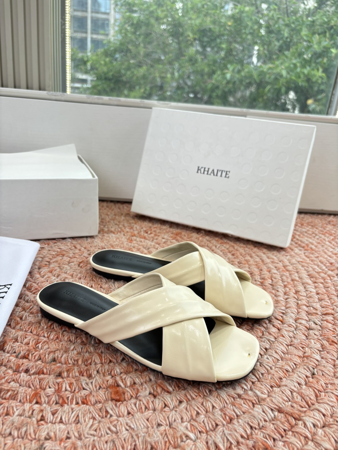 🌾G213新款khaite平底方头穆勒凉鞋简单设计又高级，V字造型设计性感优雅气质，夏天搭配裙子 短裤都