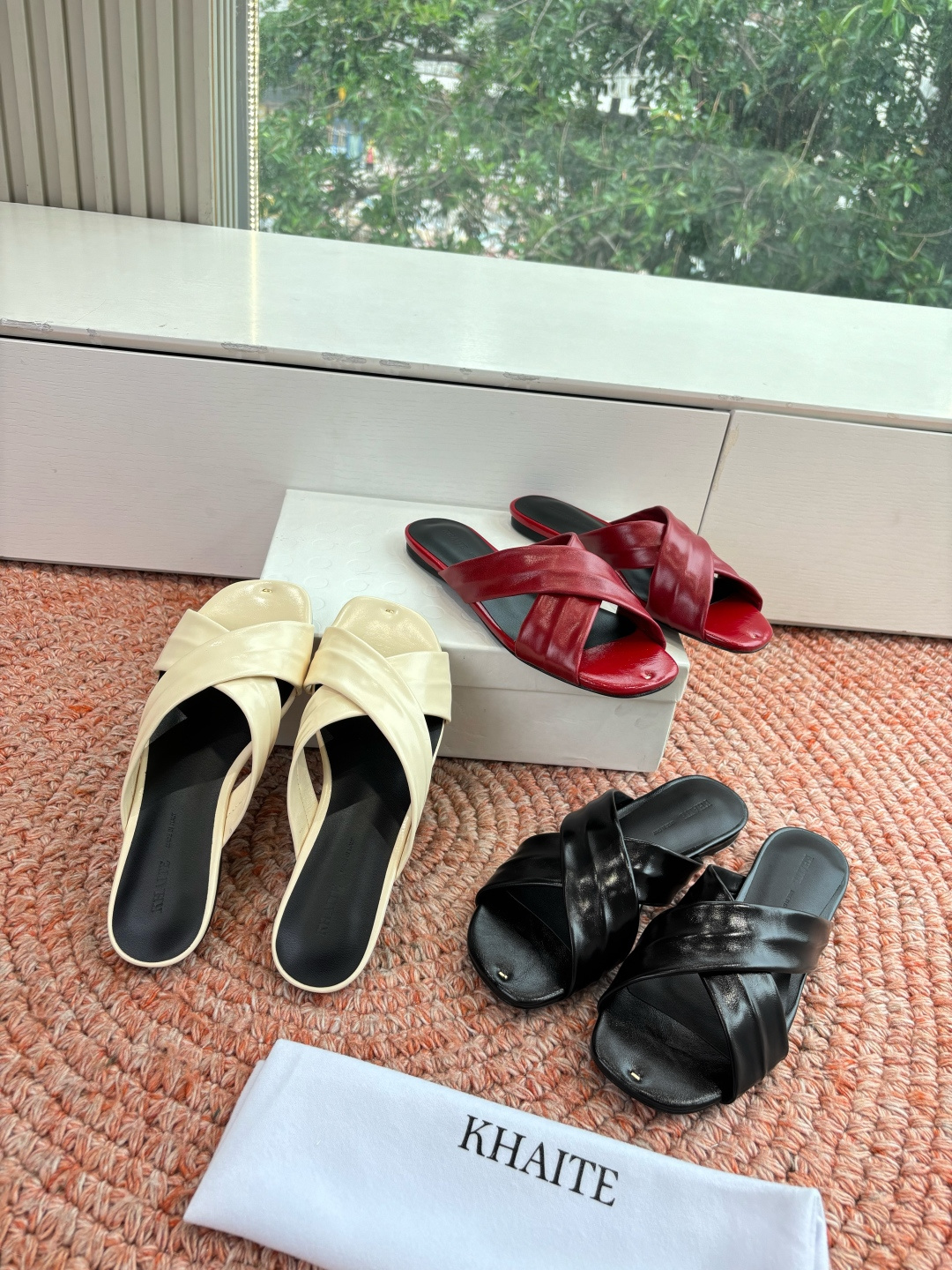 🌾G213新款khaite平底方头穆勒凉鞋简单设计又高级，V字造型设计性感优雅气质，夏天搭配裙子 短裤都